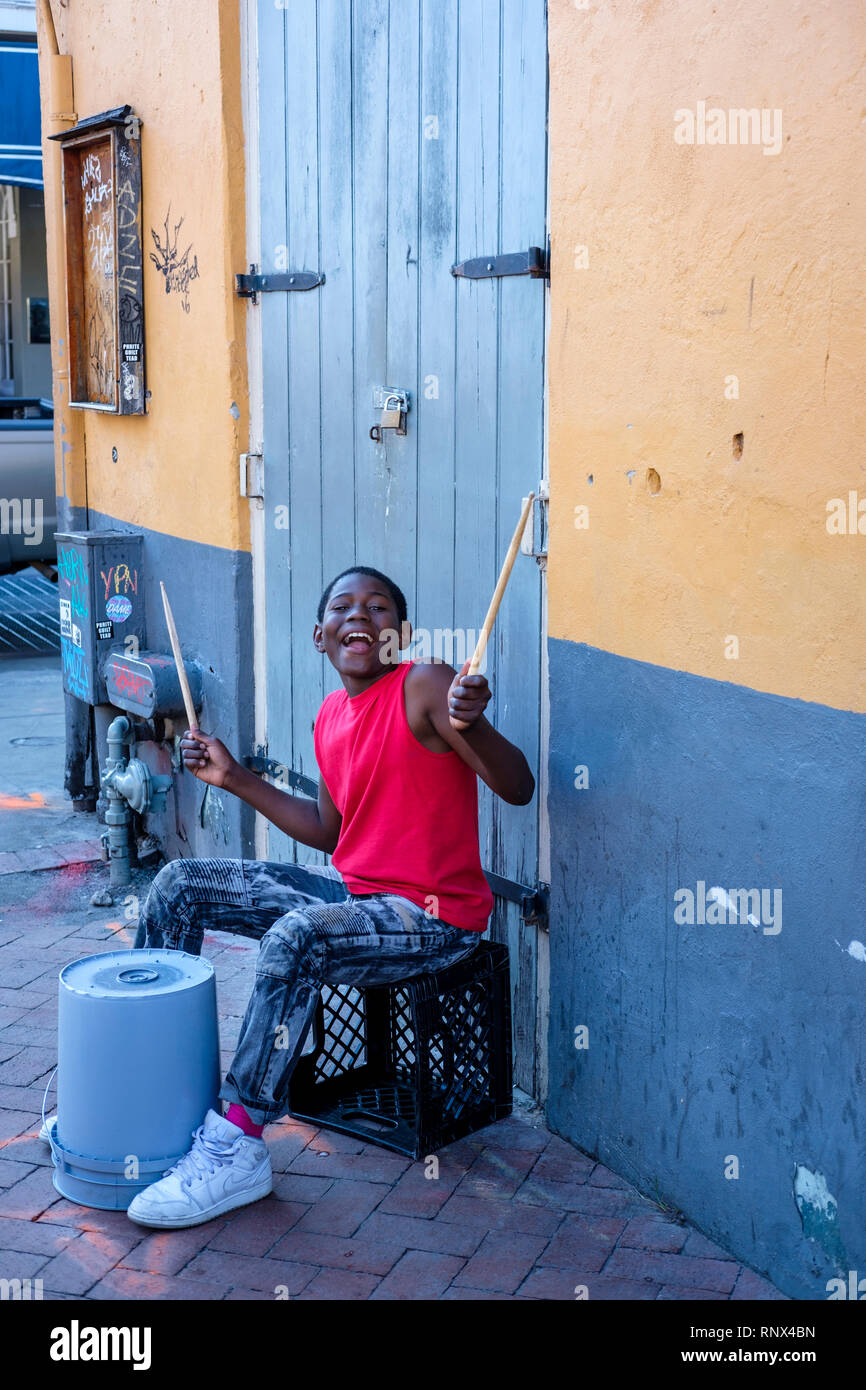 Jeune musicien de rue afro-américain, garçon batteur sur un seau en plastique sur Bourbon Street, New Orleans French Quarter New Orleans, Louisiana, États-Unis Banque D'Images