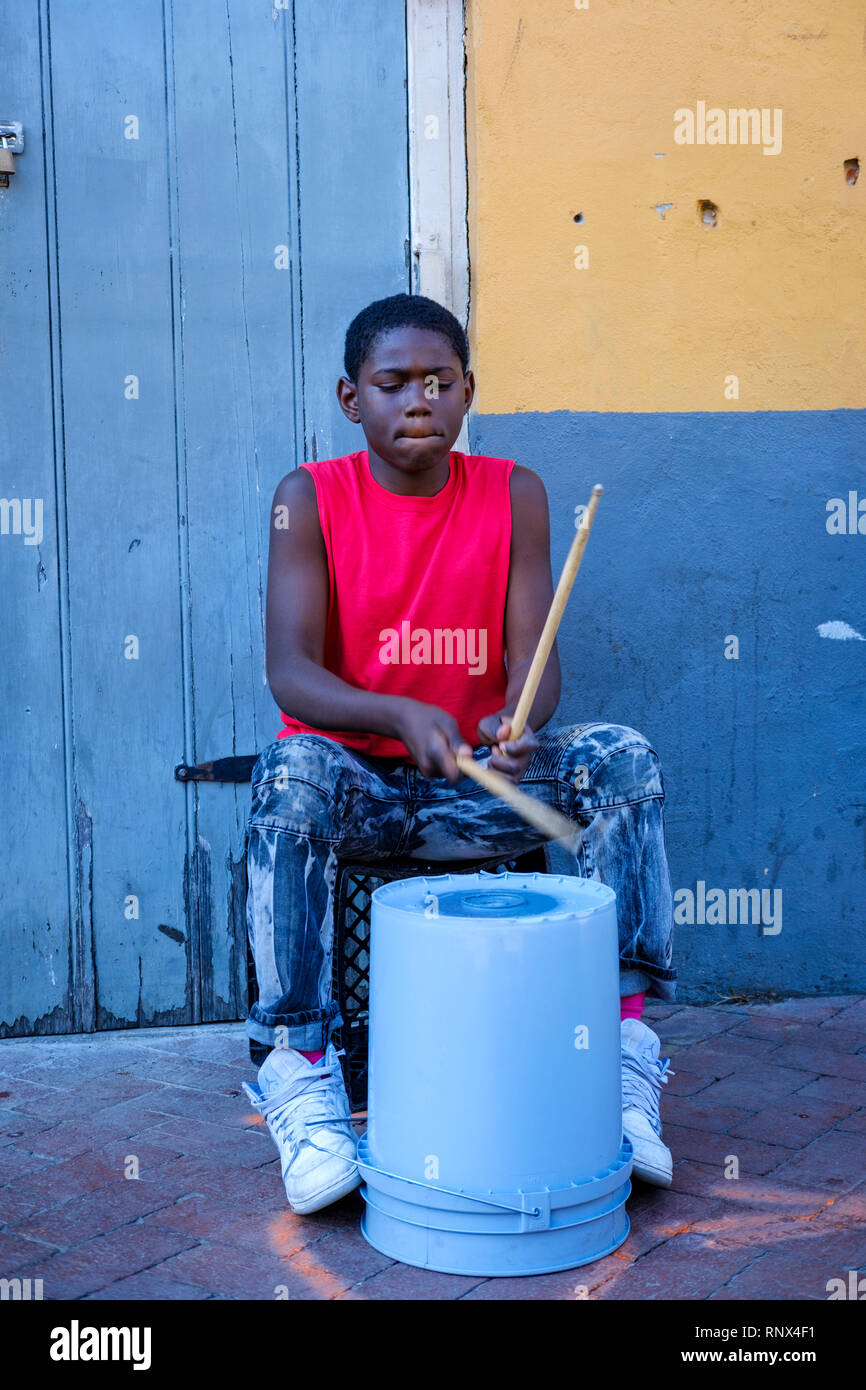 Jeune musicien de rue afro-américain, garçon batteur sur un seau en plastique sur Bourbon Street, New Orleans French Quarter New Orleans, Louisiana, États-Unis Banque D'Images