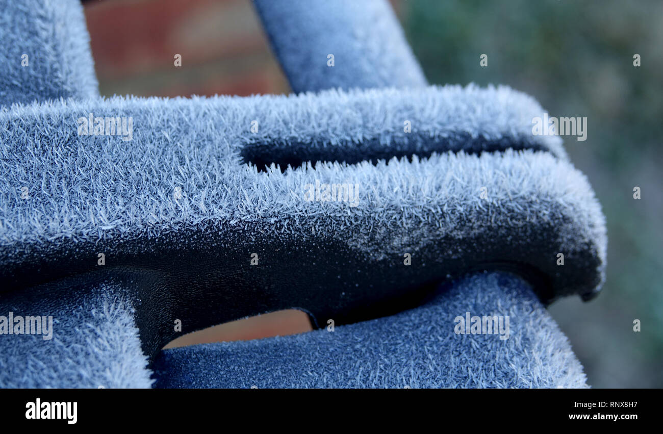 Givre semble ressembler à un blanc-gris plumeux dépôt cristallin de vapeur d'eau sur un contenant en plastique Banque D'Images