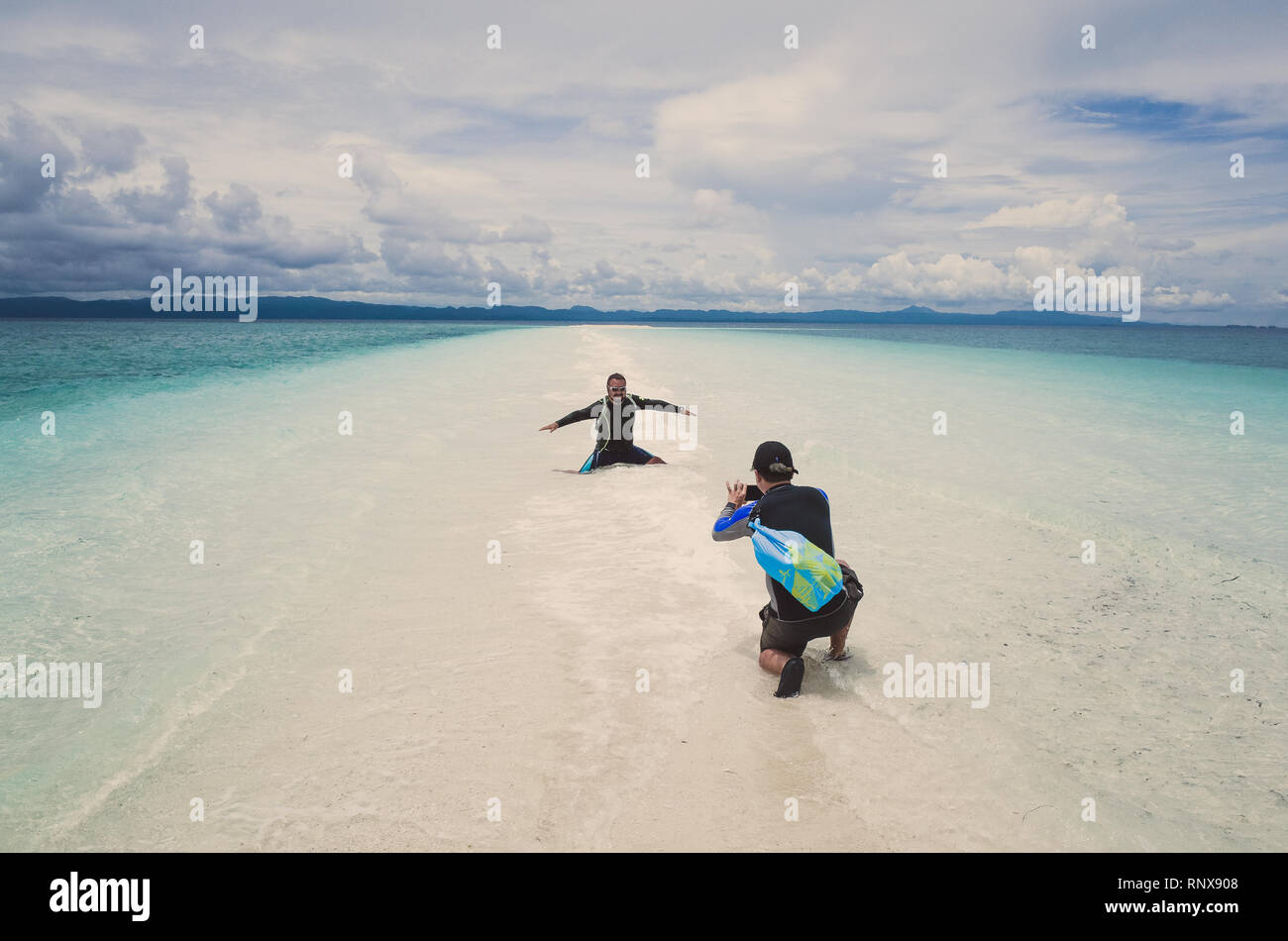 Les hommes chinois de prendre des vacances photos sur le sable blanc plage de bar - Kalanggaman Island, Philippines Banque D'Images