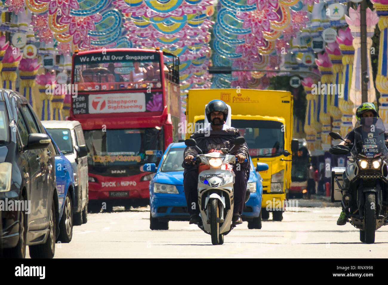 Les motocyclistes dans le trafic avec décorations - Festival de la Deepavali Singapour Banque D'Images
