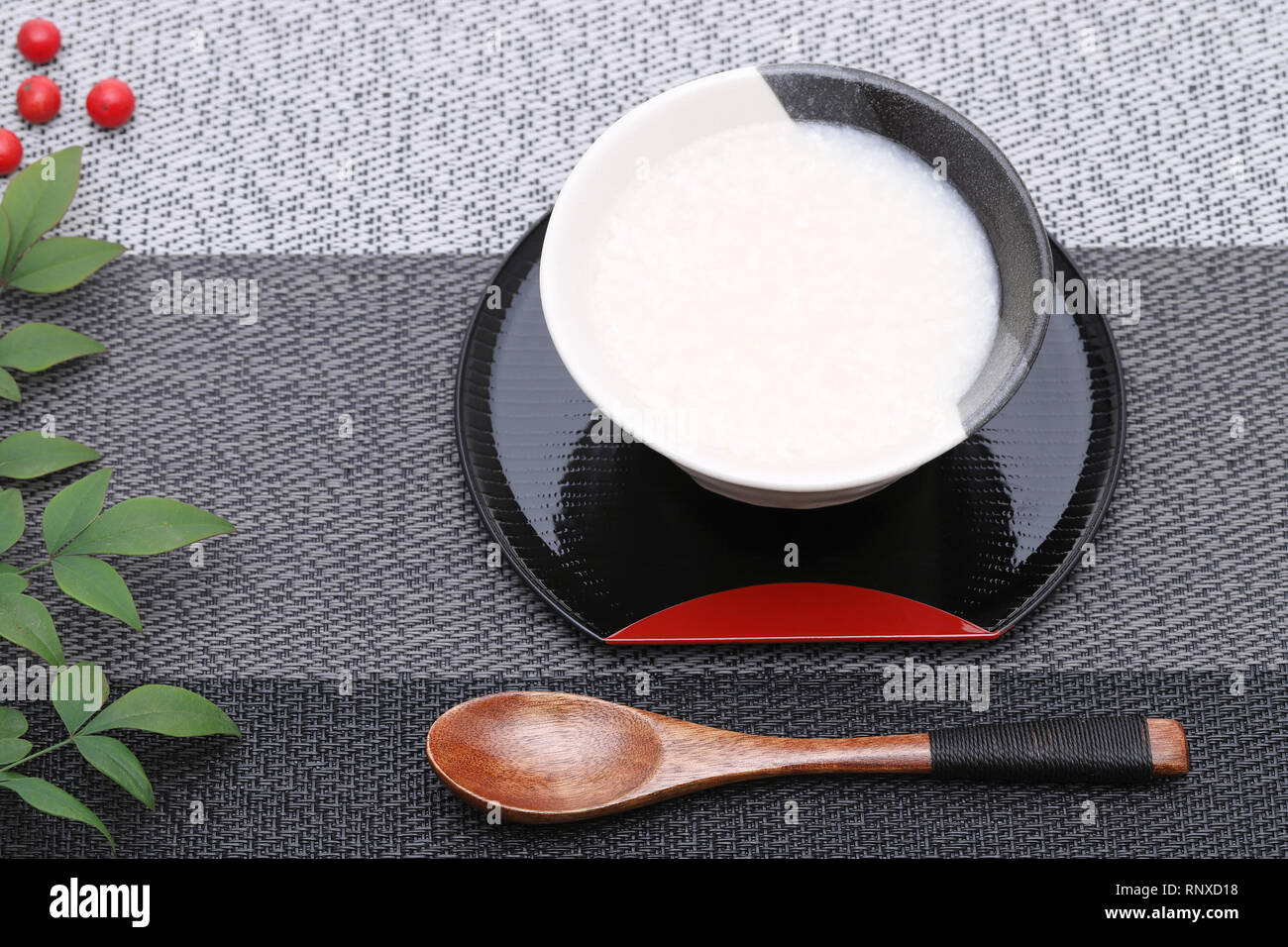 Boire de l'alcool doux japonais fait à partir de sake lees (amazake) Banque D'Images