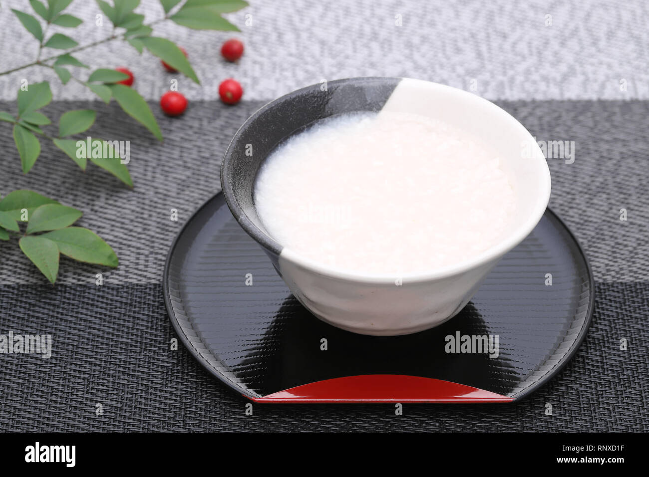Boire de l'alcool doux japonais fait à partir de sake lees (amazake) Banque D'Images