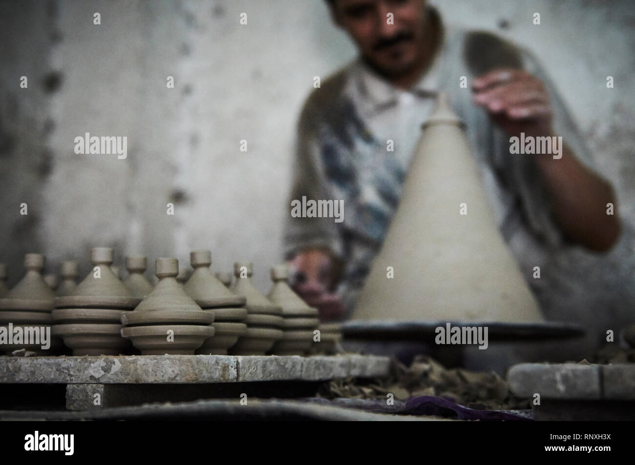 L'artisan à l'tajines miniature Atelier de poterie de Fès, Maroc afrique. Banque D'Images