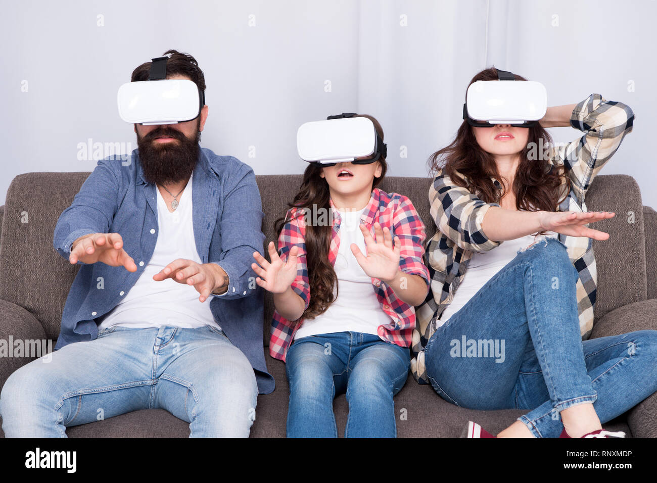 Vivre la vie à votre façon. Créer des souvenirs. Réalité virtuelle vr vr. amour. famille. Famille heureuse en lunettes vr. Femme et homme barbu avec petite fille. surpris petite fille enfant avec sa mère et à son père. Banque D'Images