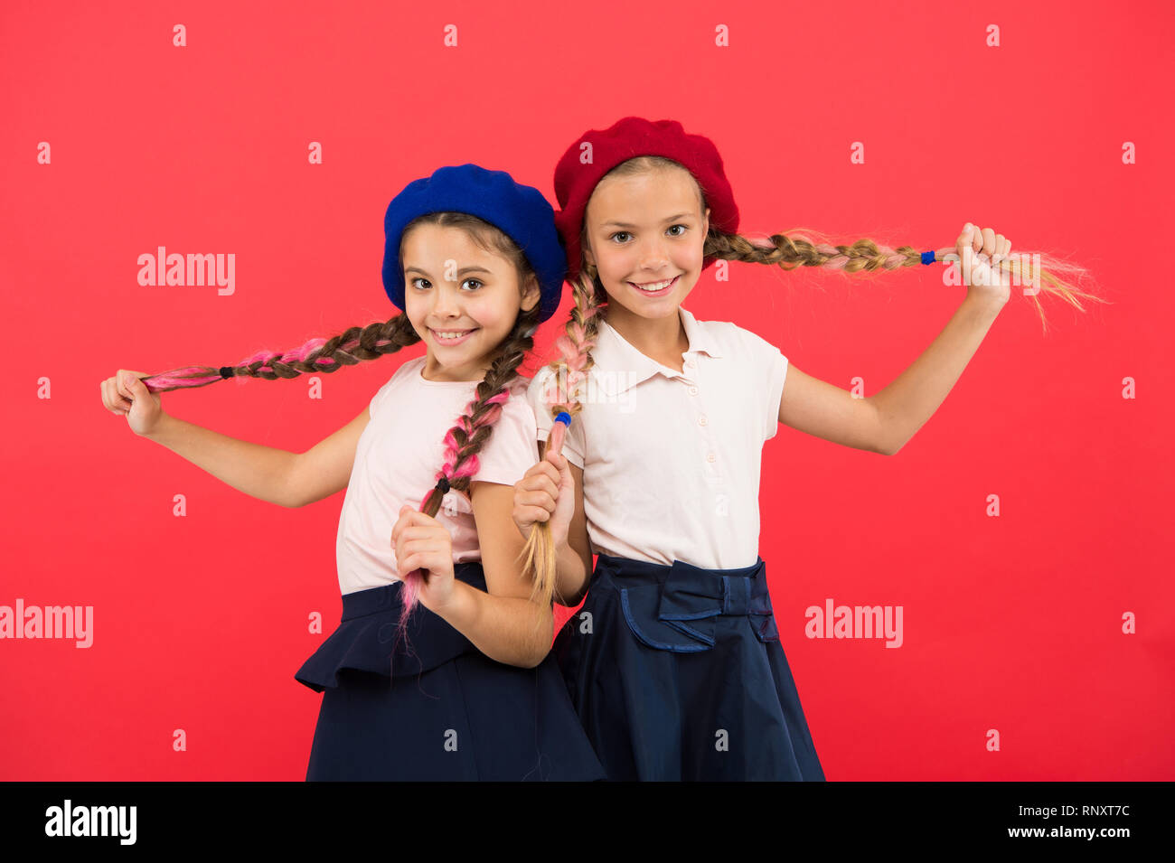 Aimer leur nouveau style. Les petits enfants avec de longues tresses de  cheveux. Les filles de style français. Jolies filles ayant la même  coiffure. Mode filles avec cheveux attachés en tresses. Les