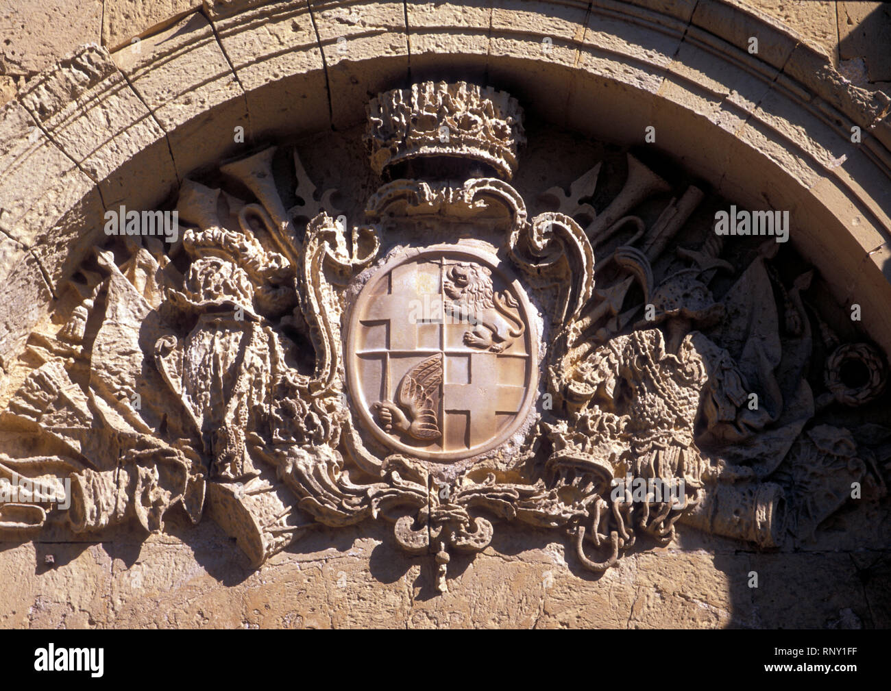 Le blason du Grand Maître António Manoel de Vilhena baroque décore la porte d'entrée dans la vieille ville de Mdina. Datée de 1724. Banque D'Images