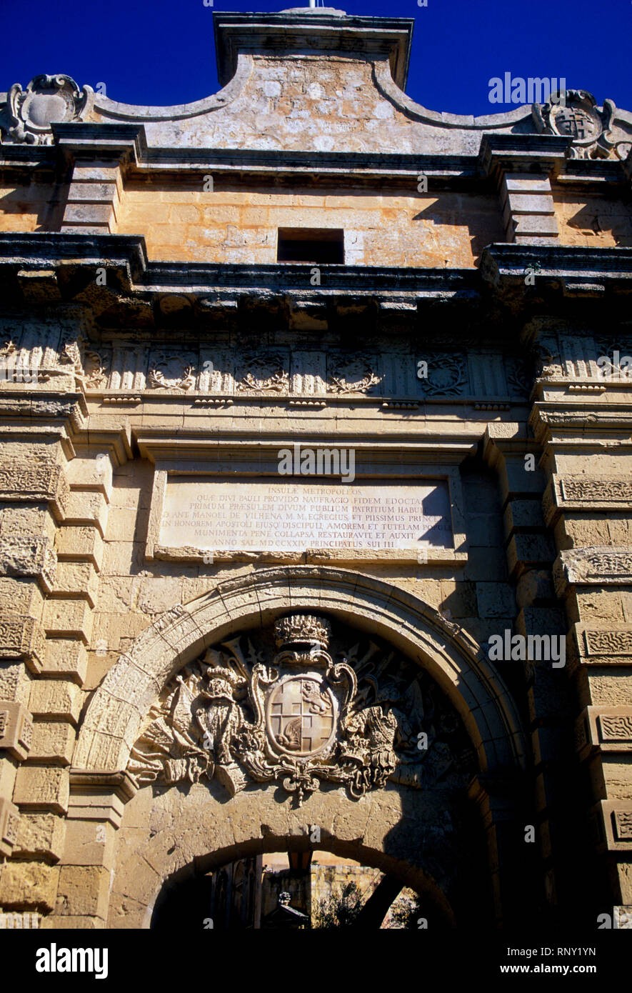 Le blason du Grand Maître António Manoel de Vilhena baroque décore la porte d'entrée dans la vieille ville de Mdina. Datée de 1724. Banque D'Images