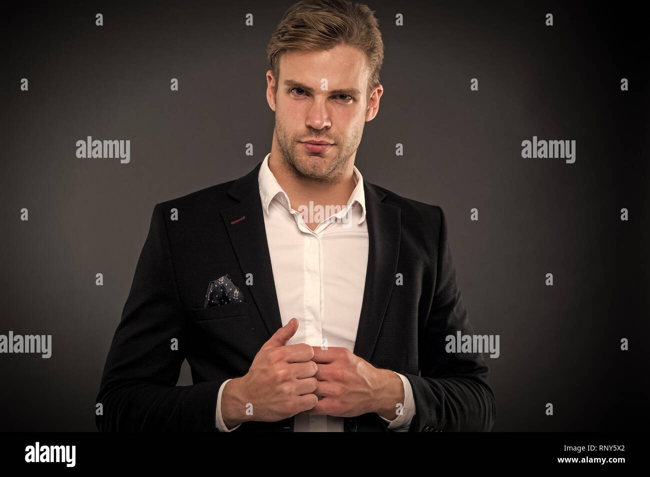 Parfait dans les moindres détails. Bref, l'homme élégant costume blanc  shirt officiel poche mouchoir fond sombre. Macho convaincu préparer tenue  parfaite. Guy office worker beau d'apparence parfaite Photo Stock - Alamy