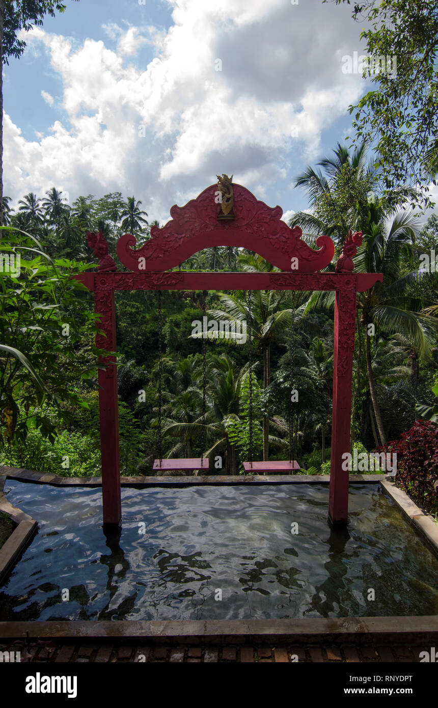 Deux balançoires au-dessus de la piscine avec une vue sur la forêt épique avant situé près de Ubud, Gianyar, Bali, Indonésie Banque D'Images
