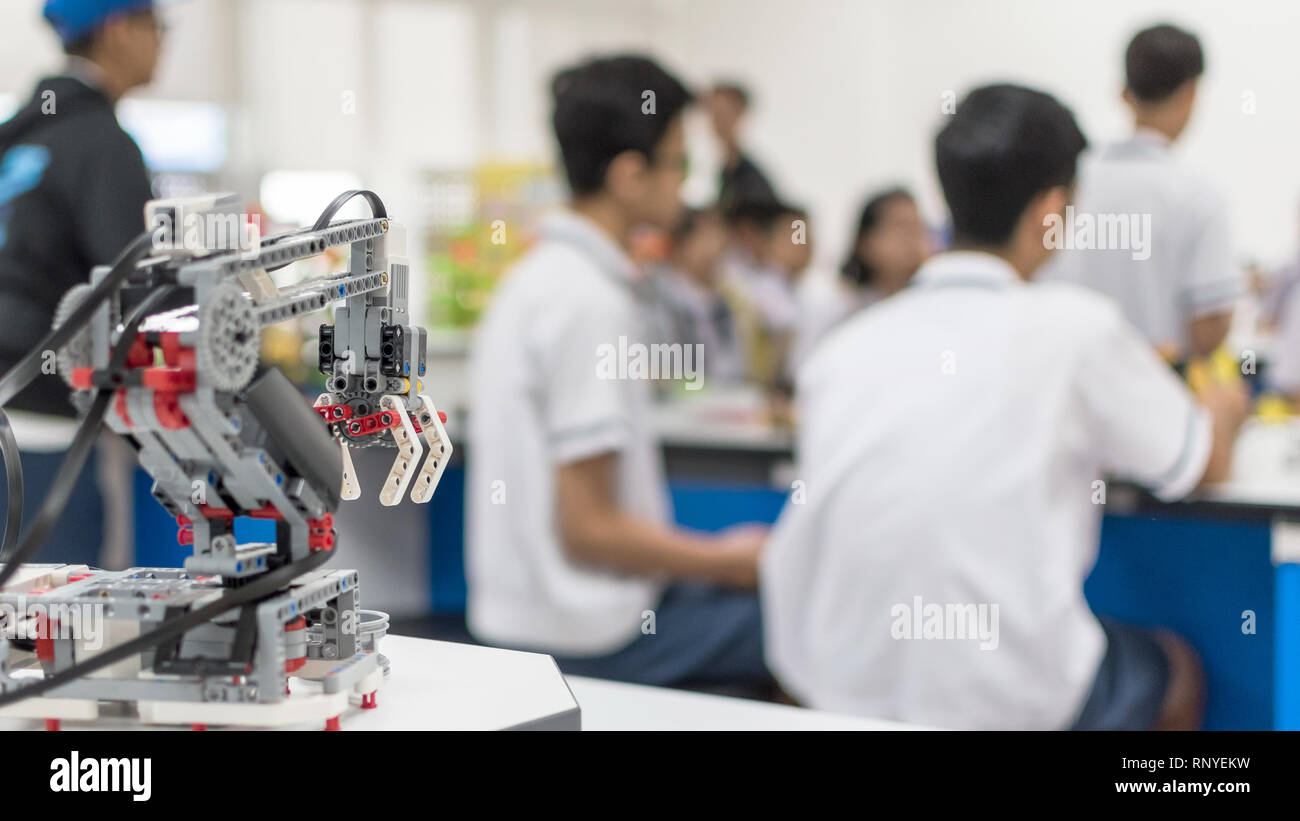 Laboratoire de robotique de l'école les élèves de la classe avec l'arrière-plan flou dans le groupe d'apprentissage en science de l'atelier d'étude d'ingénierie de la technologie de l'éducation de la tige Banque D'Images