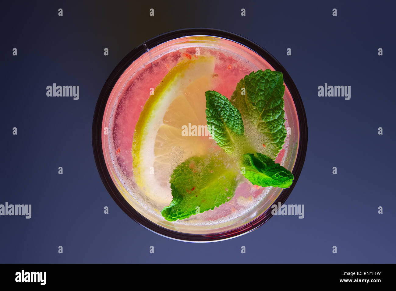 Vue de dessus de la framboise et le citron boisson non alcoolisée à la menthe Banque D'Images
