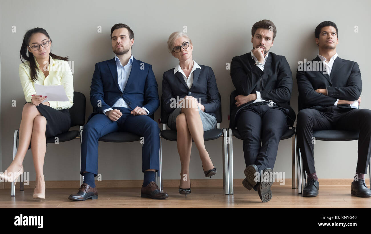 Divers candidats attendant leur tour la préparation pour entrevue d'emploi Banque D'Images