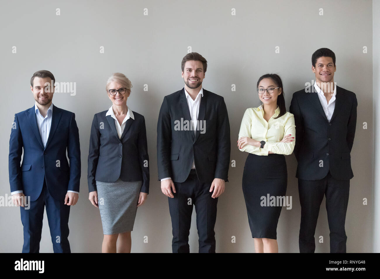 L'équipe de cadres divers heureux libres portrait headshot Banque D'Images