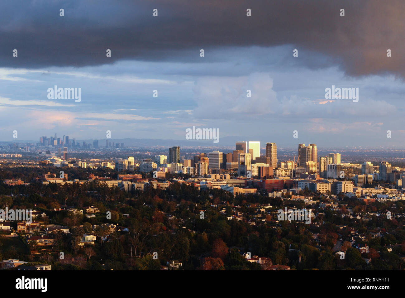 Image nuages la ville de la Los Angeles après un orage d'un océan de montagnes comme photographié à partir du centre Getty art complexe. Banque D'Images