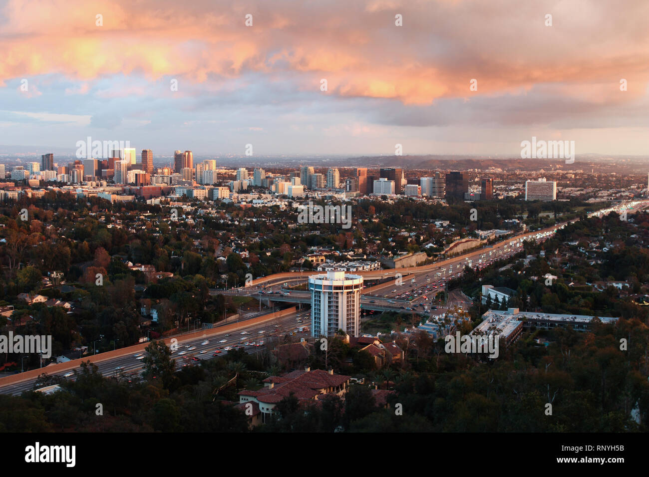 Image nuages la ville de la Los Angeles après un orage d'un océan de montagnes comme photographié à partir du centre Getty art complexe. Banque D'Images