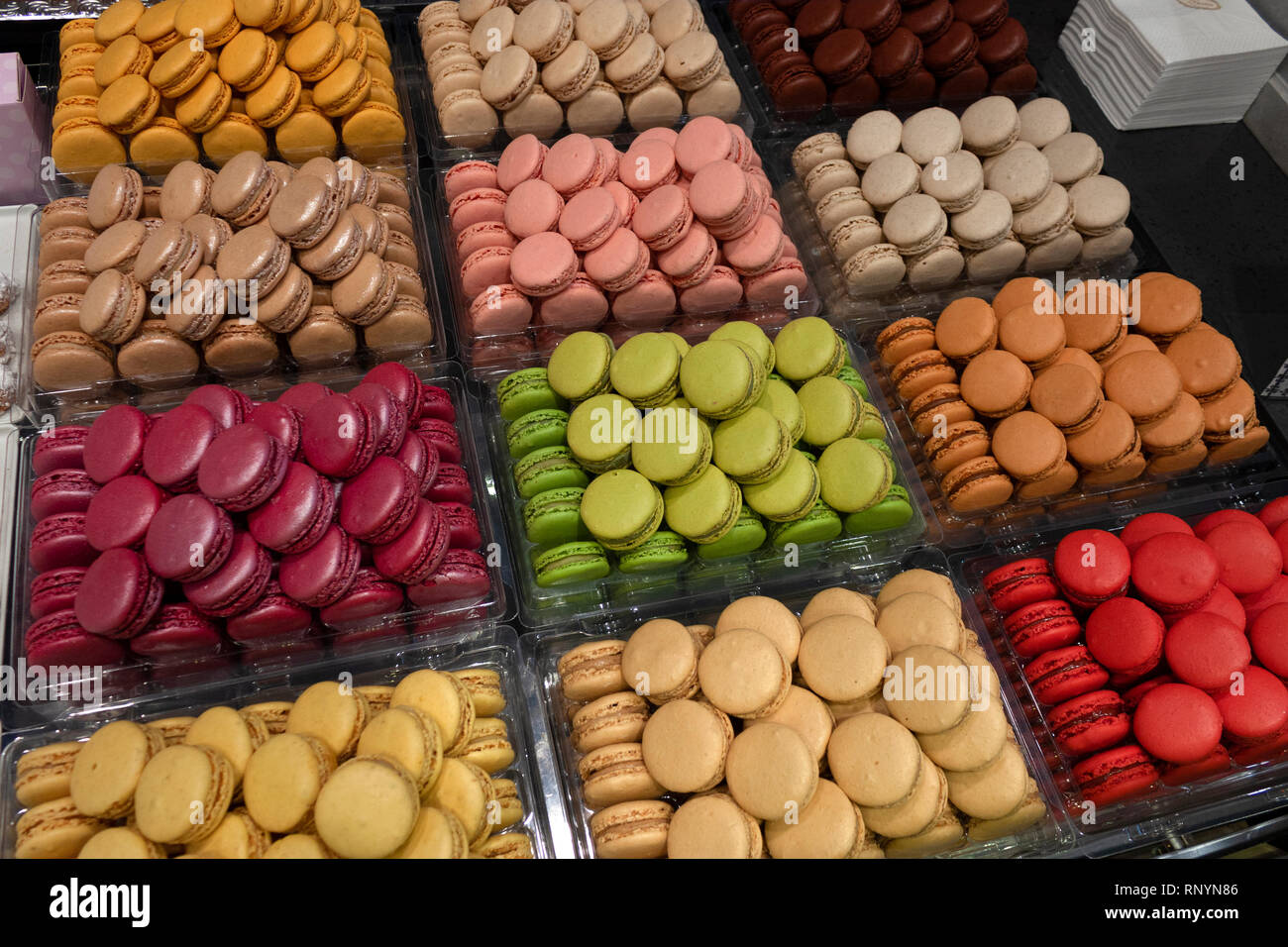 Macarons à la vente au Café Pouchkine, grand magasin Le Printemps, Paris, France Banque D'Images