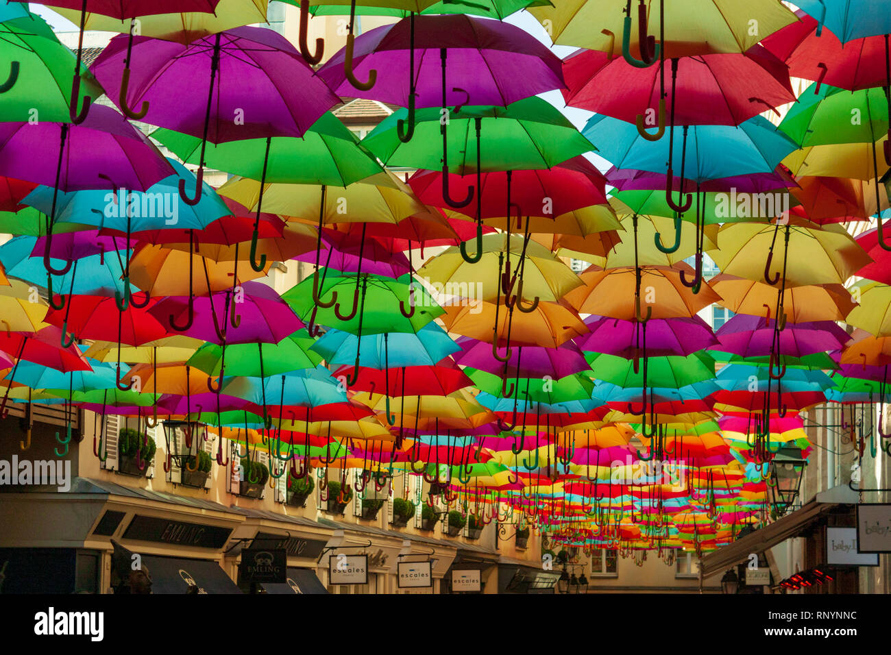 Parapluie 'ciel' art installation chez le Village Royal, Rue Royale, Paris,  France Photo Stock - Alamy