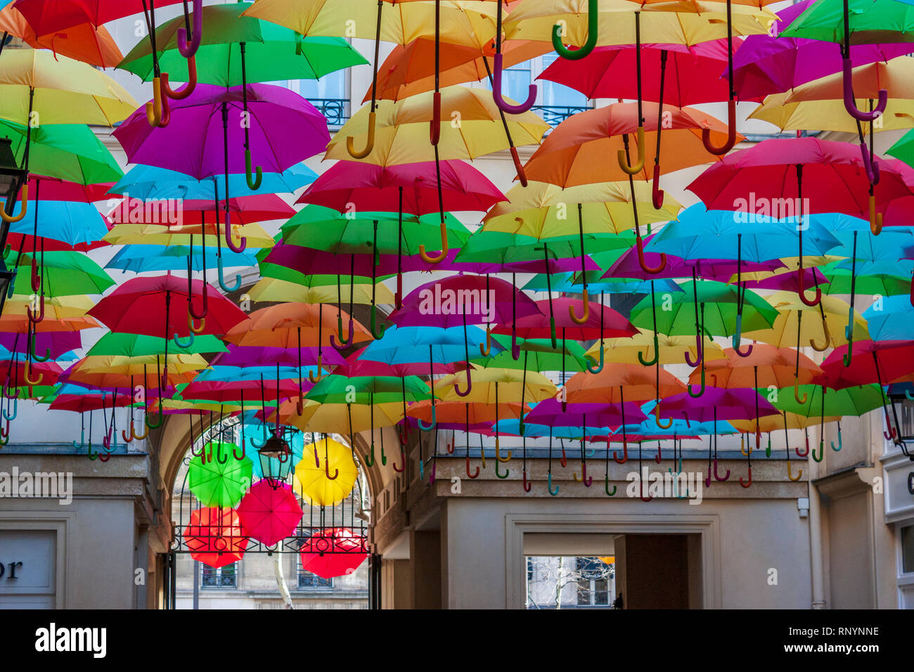 Parapluie 'ciel' art installation chez le Village Royal, Rue Royale, Paris,  France Photo Stock - Alamy