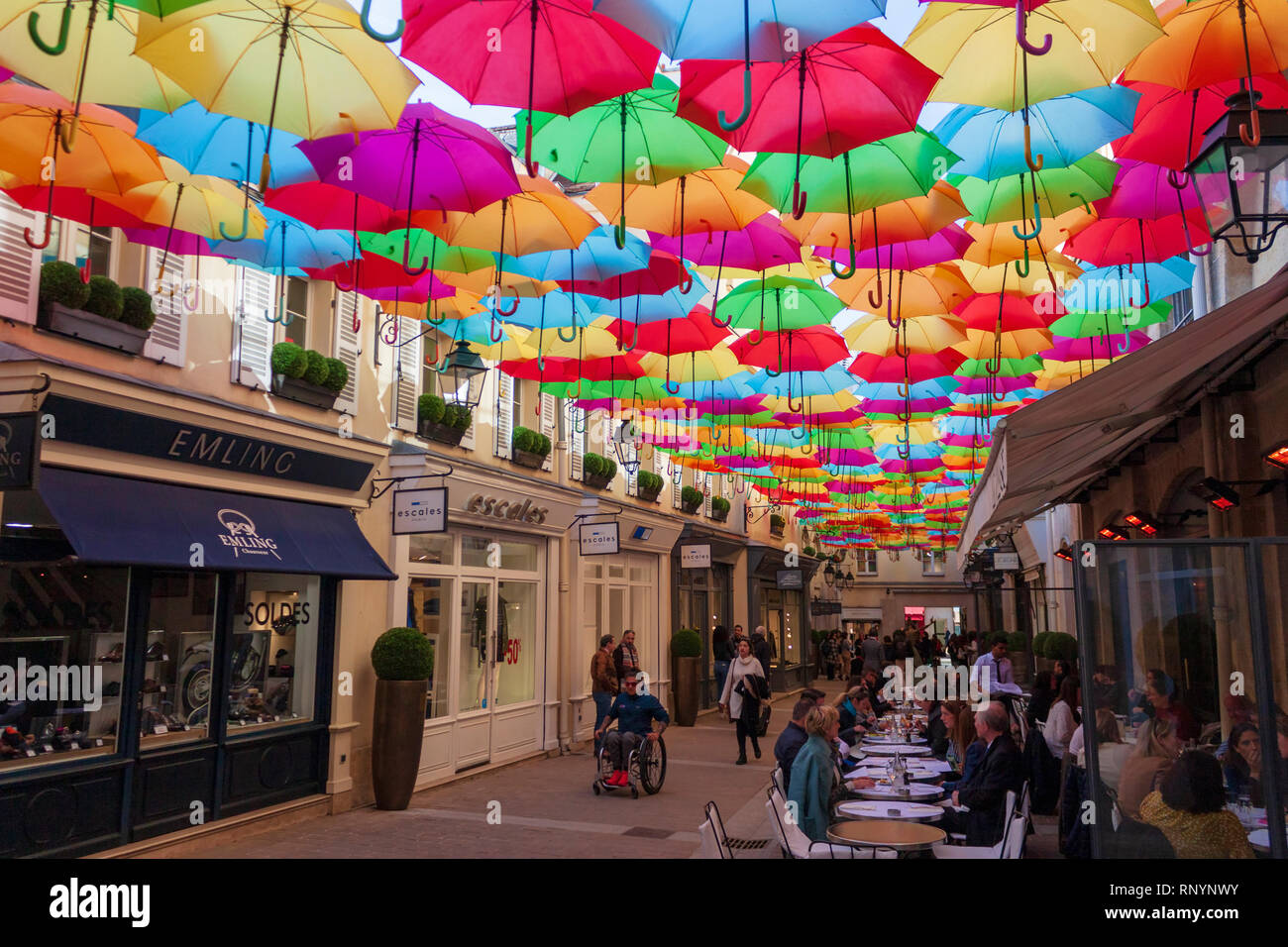 Parapluie 'ciel' art installation chez le Village Royal, Rue Royale, Paris, France Banque D'Images