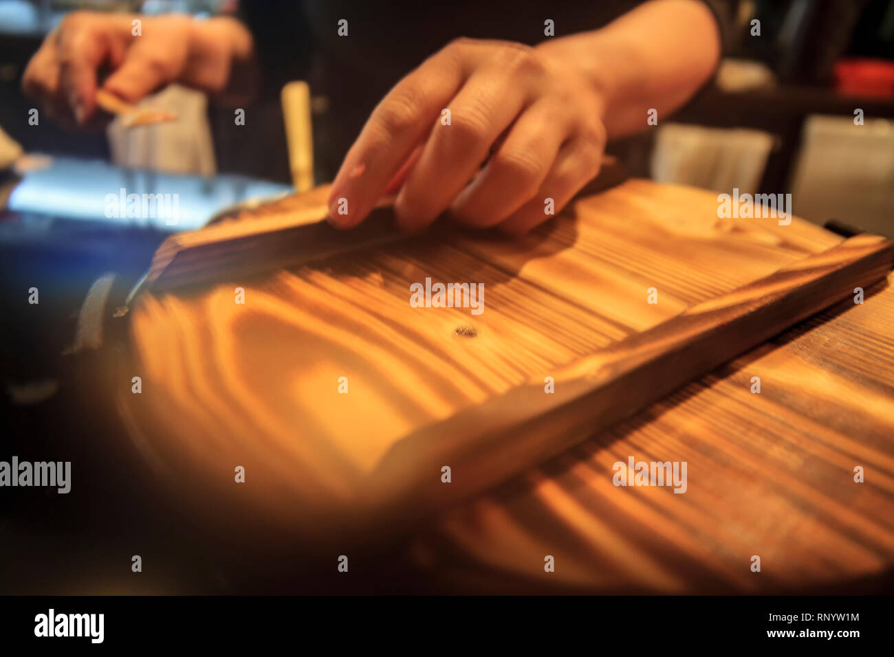 L'image floue de riz traditionnel en bois à couvercle en restaurant de style japonais. Banque D'Images L'image floue de riz traditionnel en bois à couvercle en restaurant de style japonais. Banque D'Images