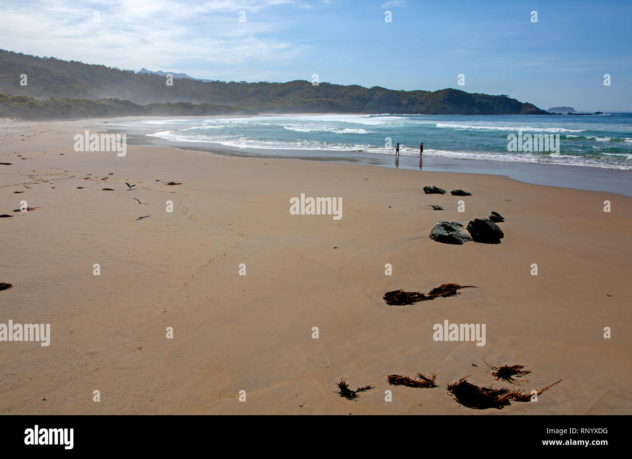 La voie de la côte sud les randonneurs se rafraîchir à Turua Beach Banque D'Images