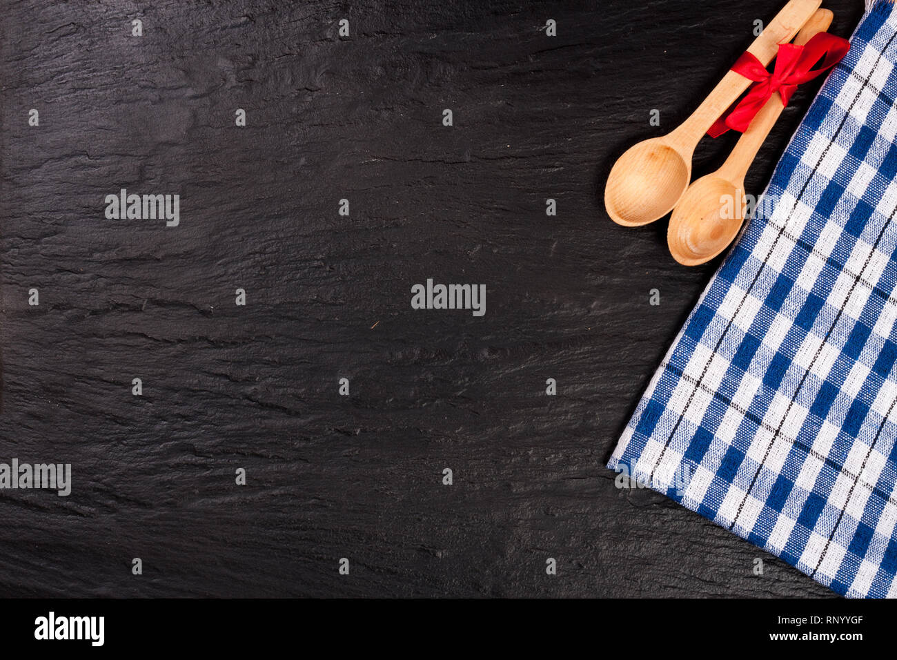 Nappe à carreaux bleu noir sur la table de pierre avec l'exemplaire de l'espace pour votre texte. Vue d'en haut. Banque D'Images Nappe à carreaux bleu noir sur la table de pierre avec l'exemplaire de l'espace pour votre texte. Vue d'en haut. Banque D'Images