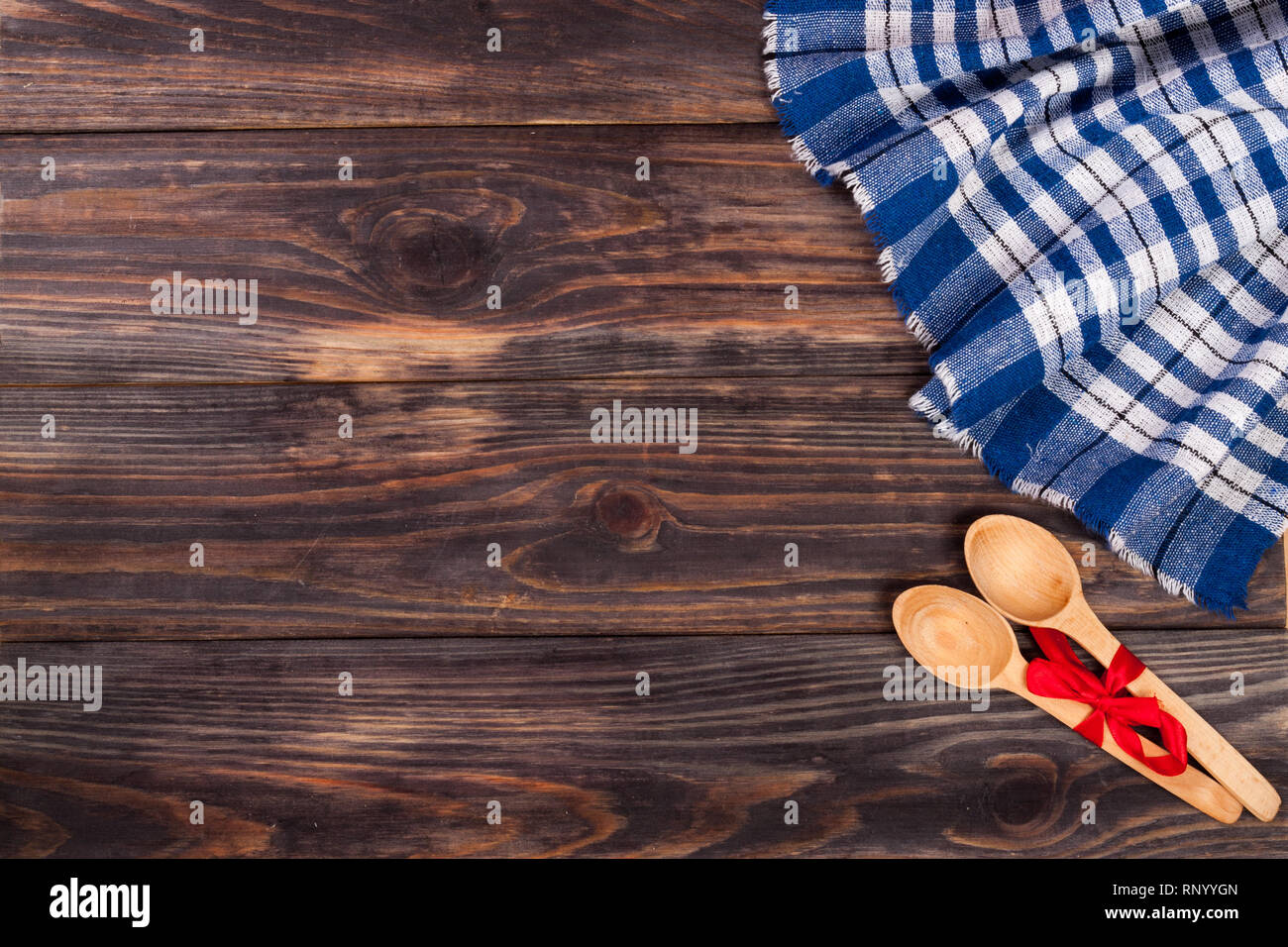 Nappe à carreaux bleu sur la table en bois noir avec l'exemplaire de l'espace pour votre texte. Vue d'en haut. Banque D'Images Nappe à carreaux bleu sur la table en bois noir avec l'exemplaire de l'espace pour votre texte. Vue d'en haut. Banque D'Images