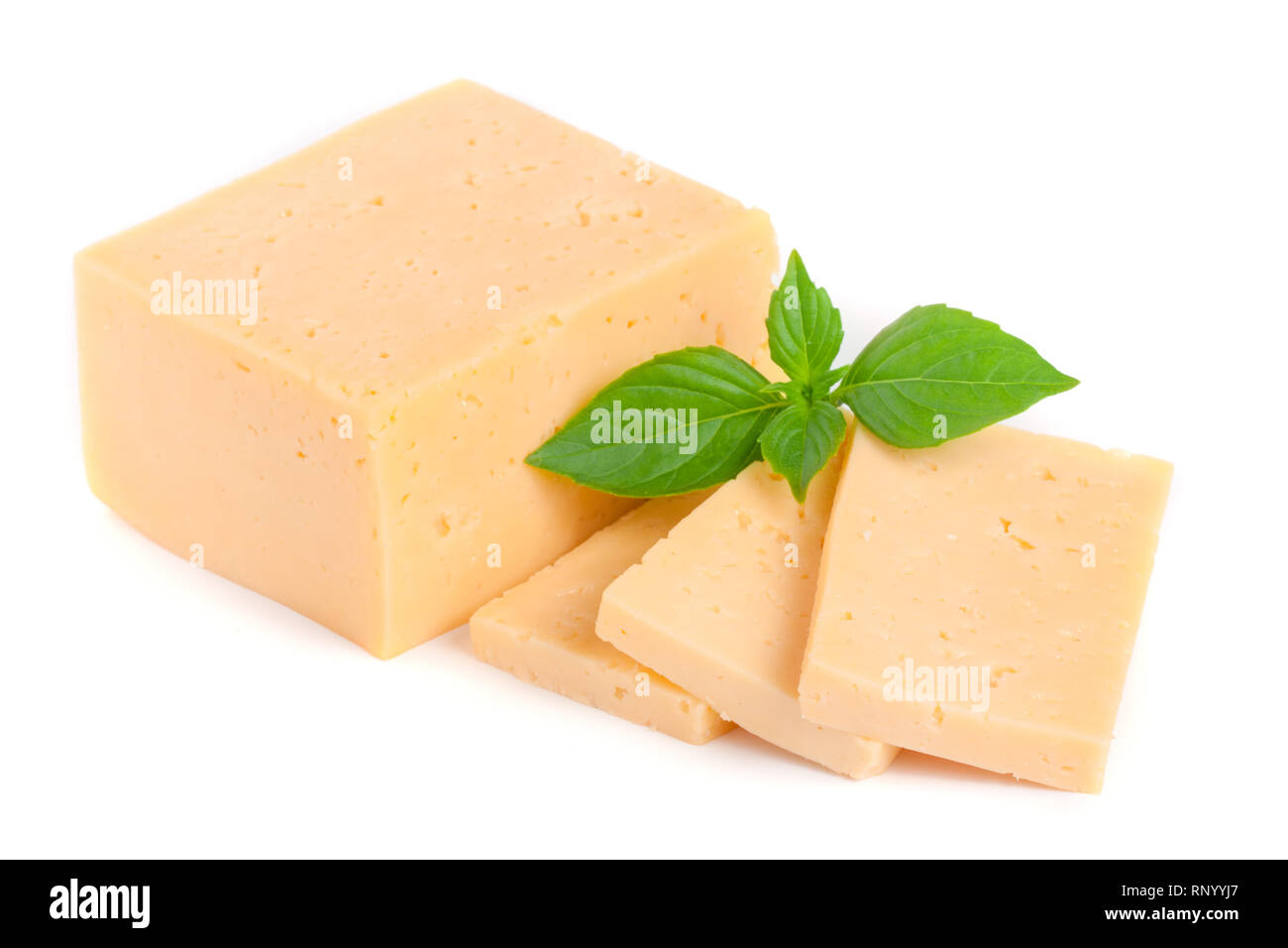 Le fromage avec des feuilles de basilic isolé sur fond blanc. Banque D'Images