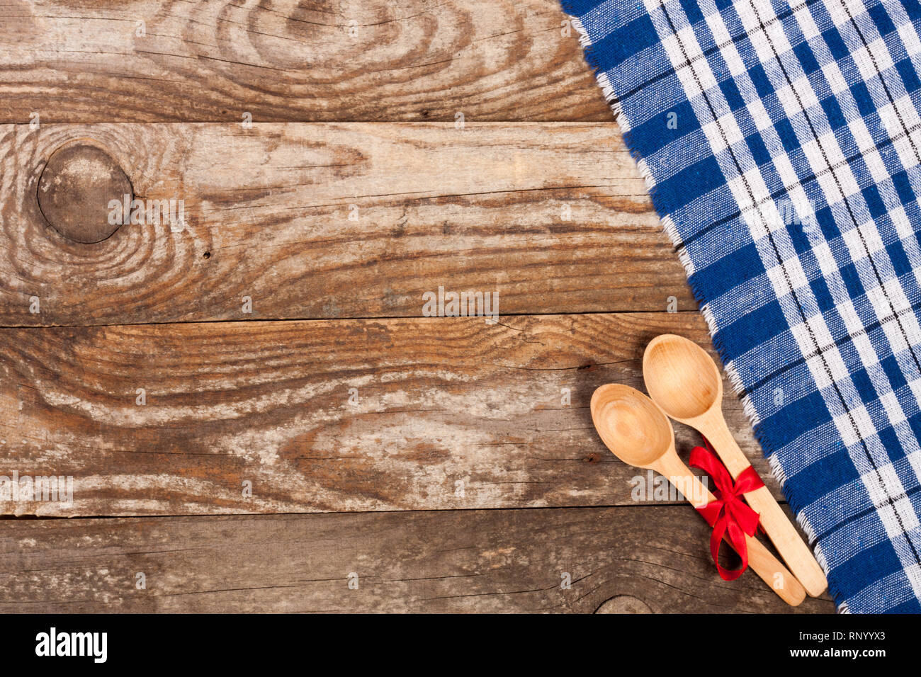 Nappe à carreaux bleu sur la vieille table en bois avec copie de l'espace pour votre texte. Vue d'en haut. Banque D'Images Nappe à carreaux bleu sur la vieille table en bois avec copie de l'espace pour votre texte. Vue d'en haut. Banque D'Images