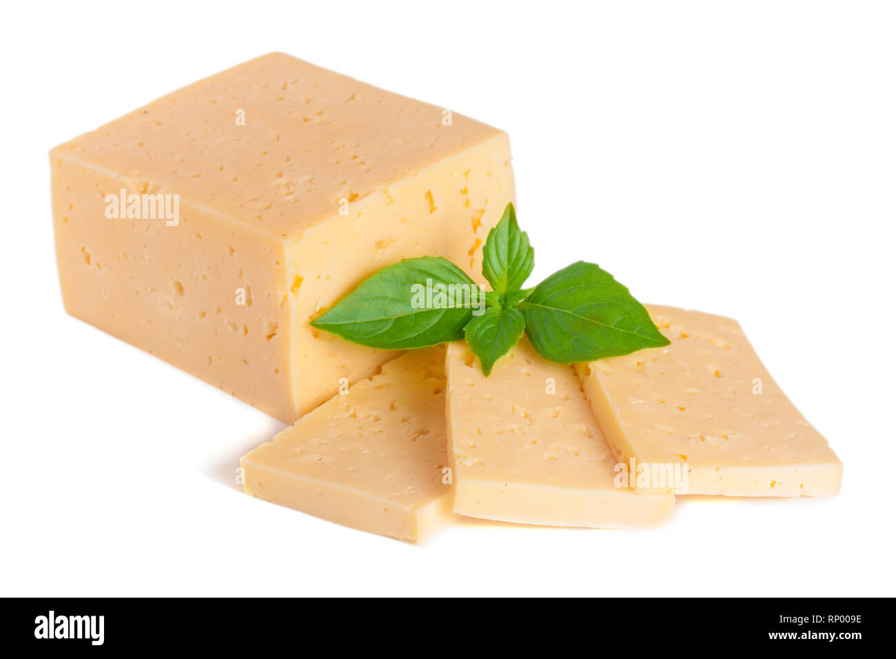 Le fromage avec des feuilles de basilic isolé sur fond blanc. Banque D'Images