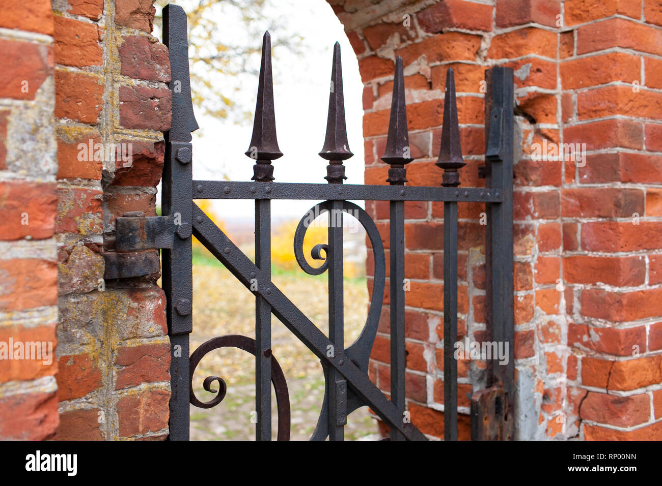 Un vieux guichet porte faite de métal forgé avec des motifs. Entrée de la Rukavishnikov Manor dans le village d'Podviazye, Bogorodsky District. Banque D'Images