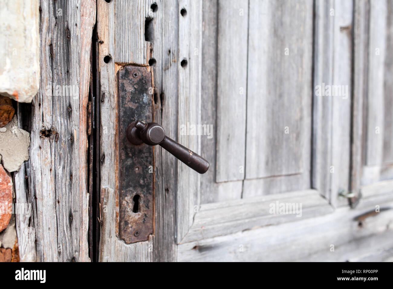 Ancienne poignée en métal dans une porte en bois. Rukavishnikov Manor dans le village d'Podviazye, Bogorodsky District. Banque D'Images