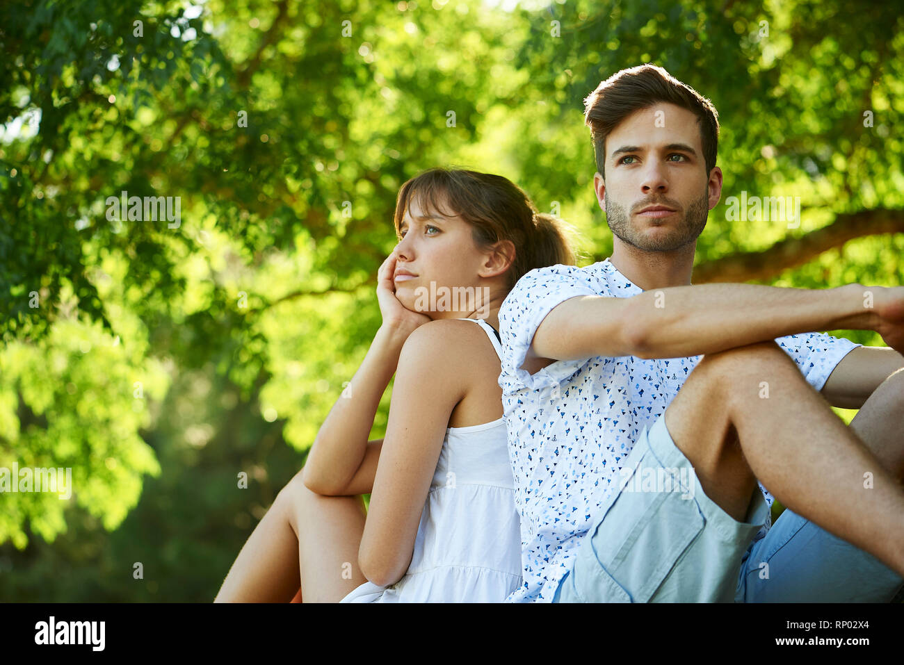 Angry Young couple sitting in park Banque D'Images