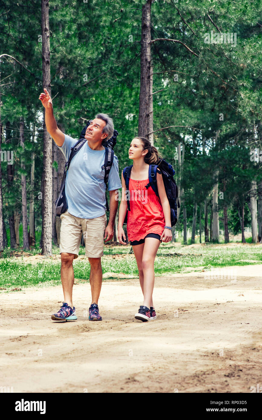 Père et fille randonnées en forêt Banque D'Images