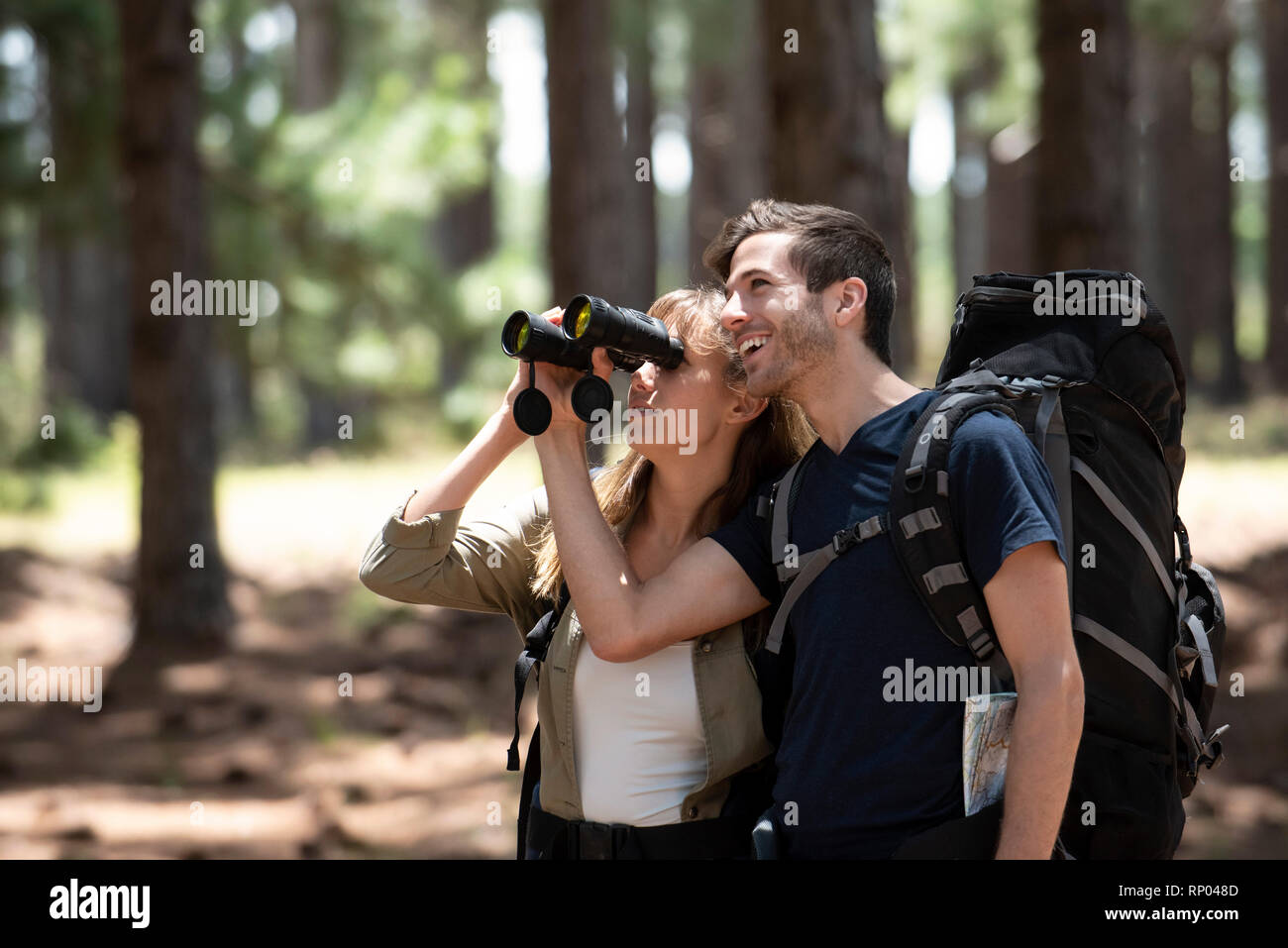 Jeune couple hiking in forest Banque D'Images
