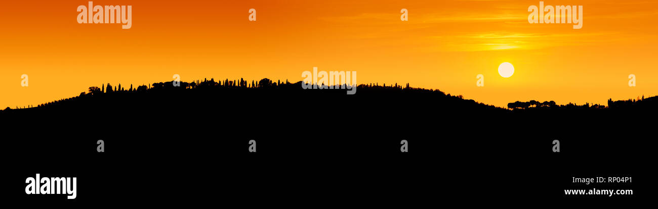 Contour des collines toscanes vu sous la lumière du soleil couchant Banque D'Images