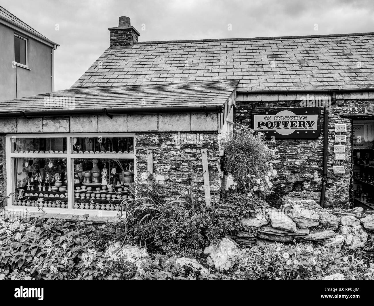 Dans le village de poterie de Tintagel en Cornouailles - CORNWALL / ANGLETERRE - 12 AOÛT 2018 Banque D'Images