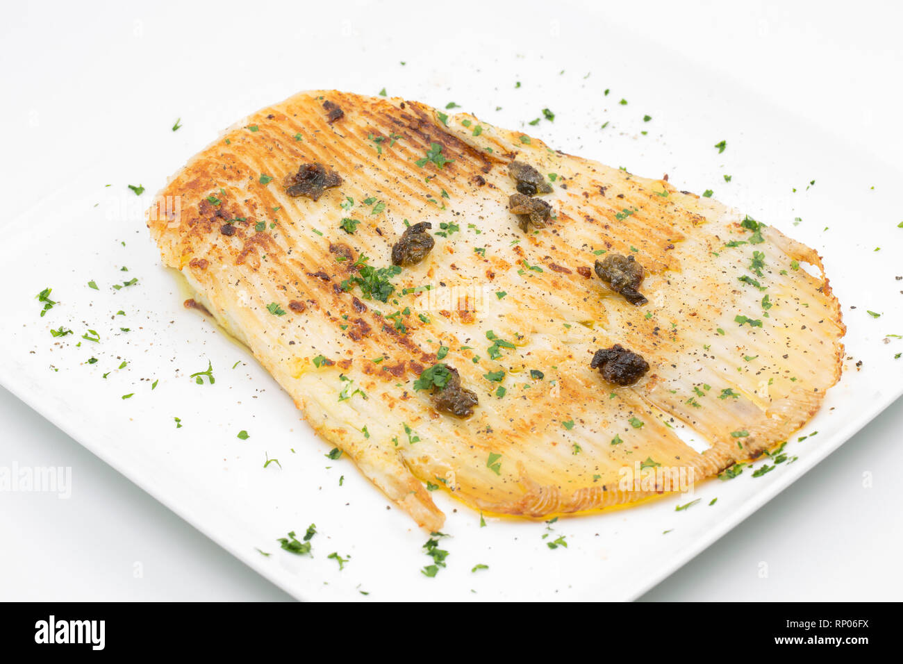 Une section d'un petit déjeuner préparé à partir d'une aile ray ray pris dans le Royaume-Uni. Il a été cuit de façon traditionnelle ayant été poêlé au beurre et câpres et garni Banque D'Images