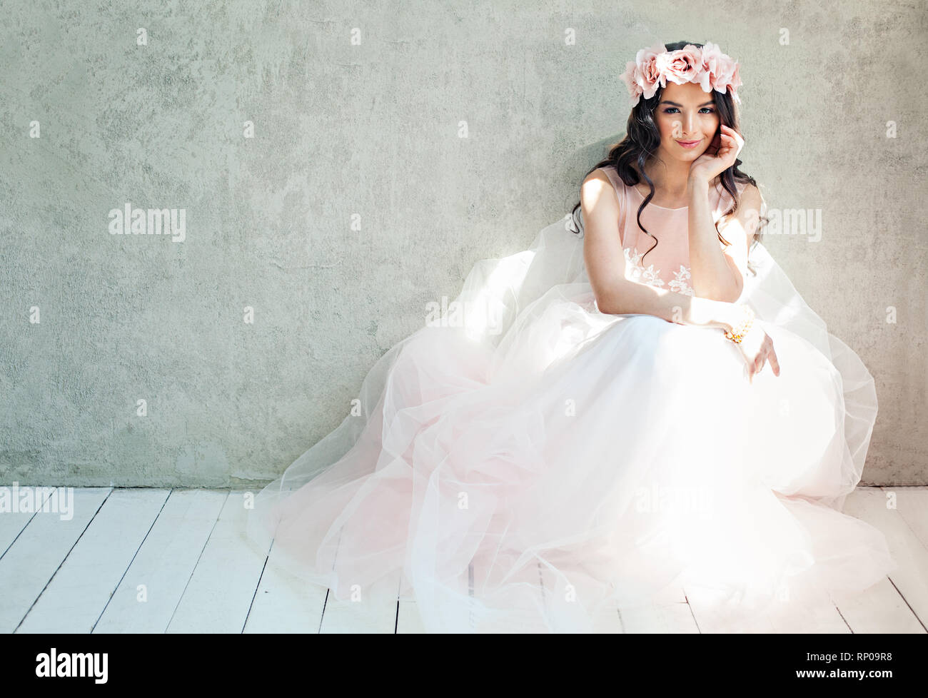 Belle femme mariée en tulle robe de mariage roses, style portrait Photo  Stock - Alamy