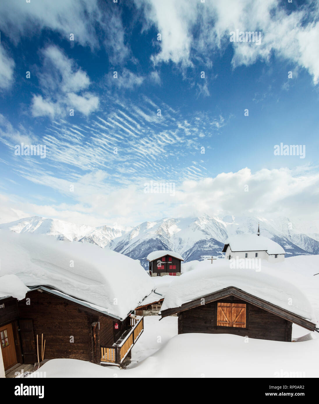 Vue panoramique de l'église et des refuges de montagne couverte de neige fraîche Bettmeralp Française, canton du Valais Suisse Europe Banque D'Images