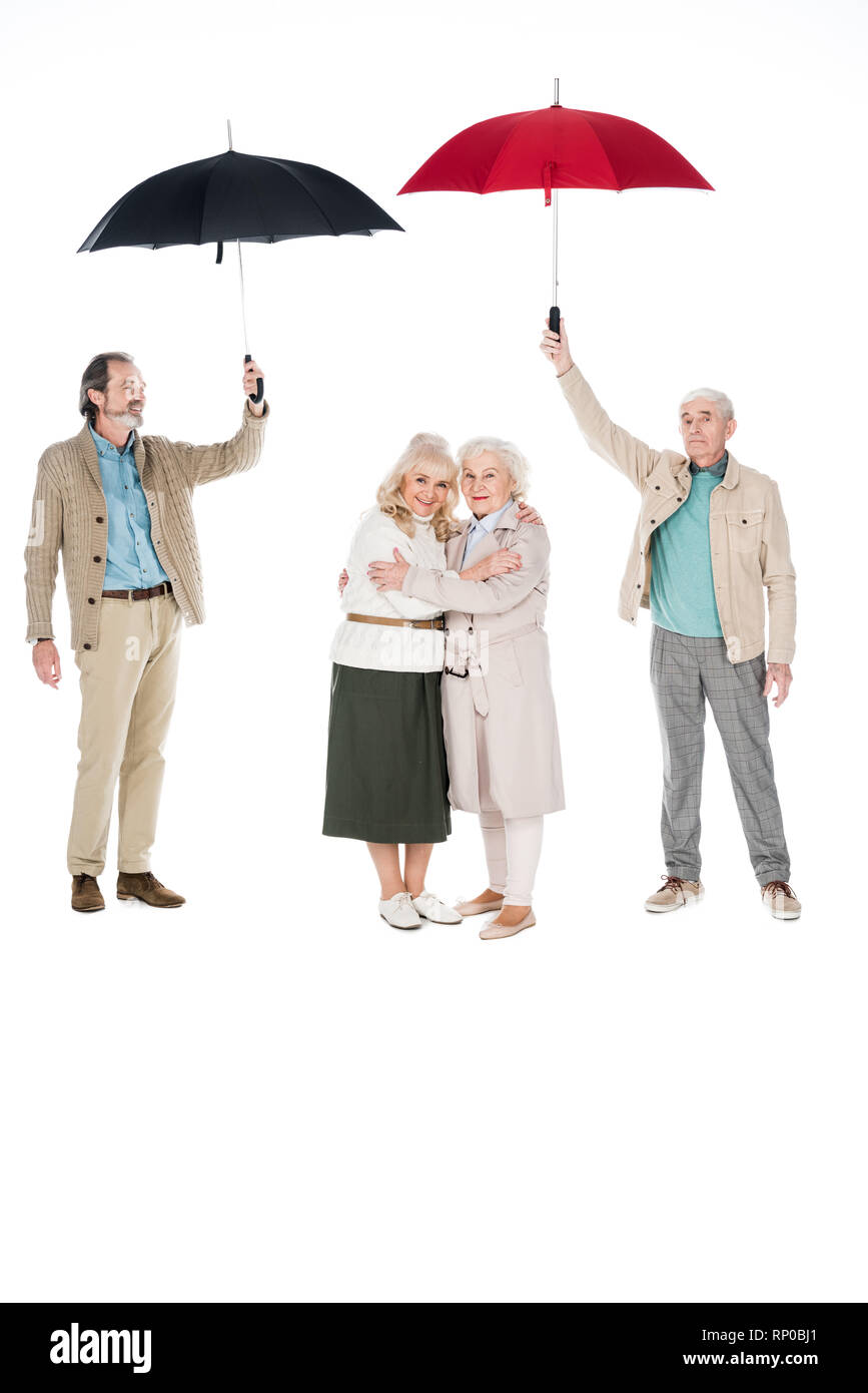 Les hommes des parasols près de la femme debout et s'étreindre isolated on white Banque D'Images