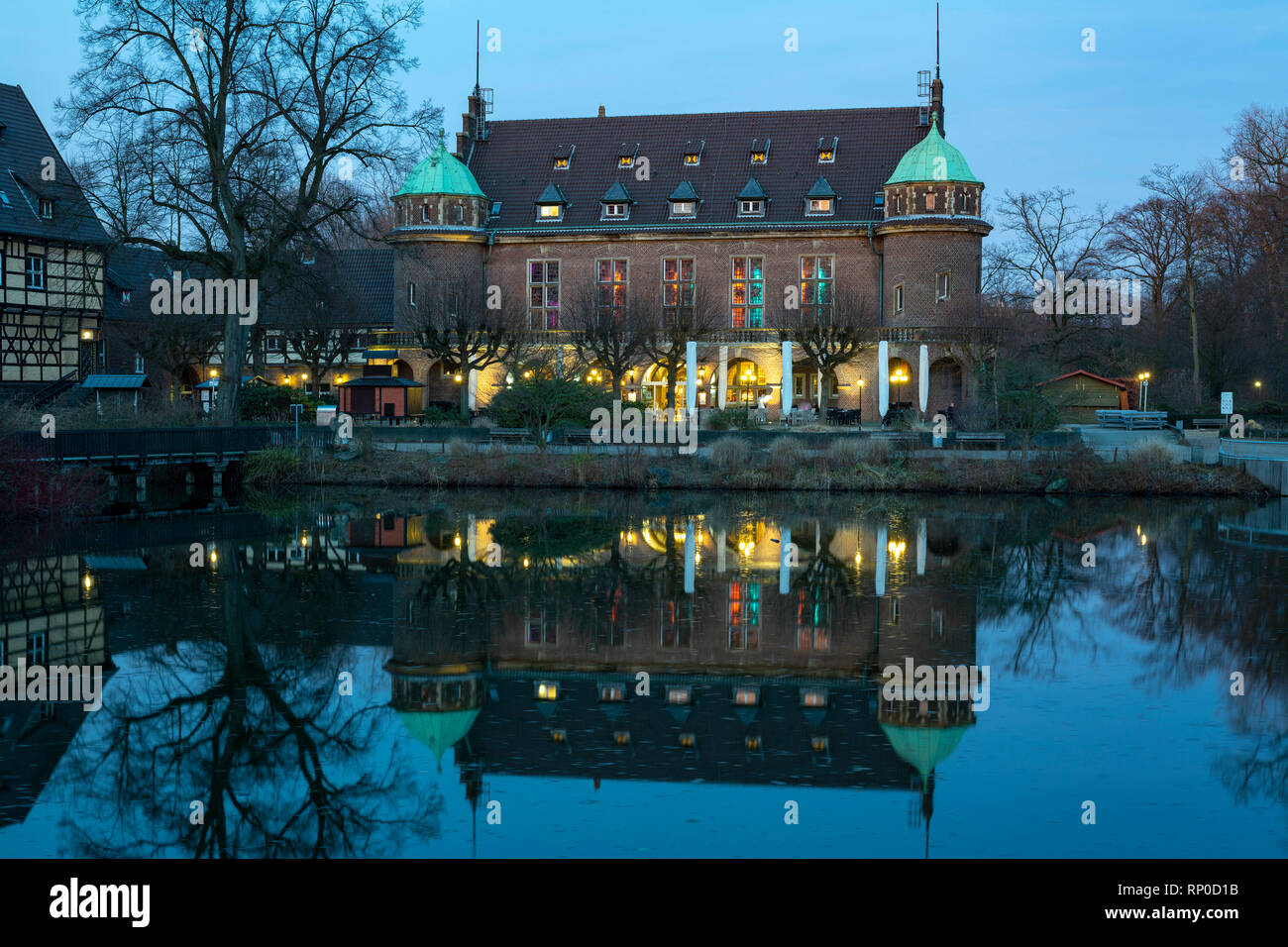 D-Gladbeck, Ruhr, en Westphalie, Rhénanie-Palatinat, NRW, Wittringen château, Château à douves, renaissance, musée municipal, restaurant, parc du château, Château lake, tranchée, la mise en miroir, soir, crépuscule, heure bleue, illumination Banque D'Images