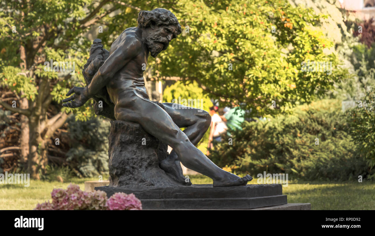 Une statue noir debout dans park Banque D'Images