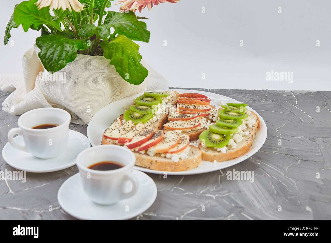 Petit Dejeuner Sain Cafe Bouquet De Fleurs Et Des Toasts Avec Kiwi Pomme Fromage Cottage Et Chia Seeds Sur Fond Gris Copier L Espace Photo Stock Alamy Petit Dejeuner Sain Cafe Bouquet De Fleurs Et Des Toasts Avec Kiwi Pomme Fromage Cottage Et Chia Seeds Sur Fond Gris Copier L Espace Photo Stock Alamy
