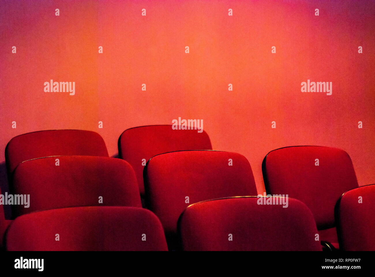 Théâtre vide rouge sièges. Shallow DOF. Banque D'Images