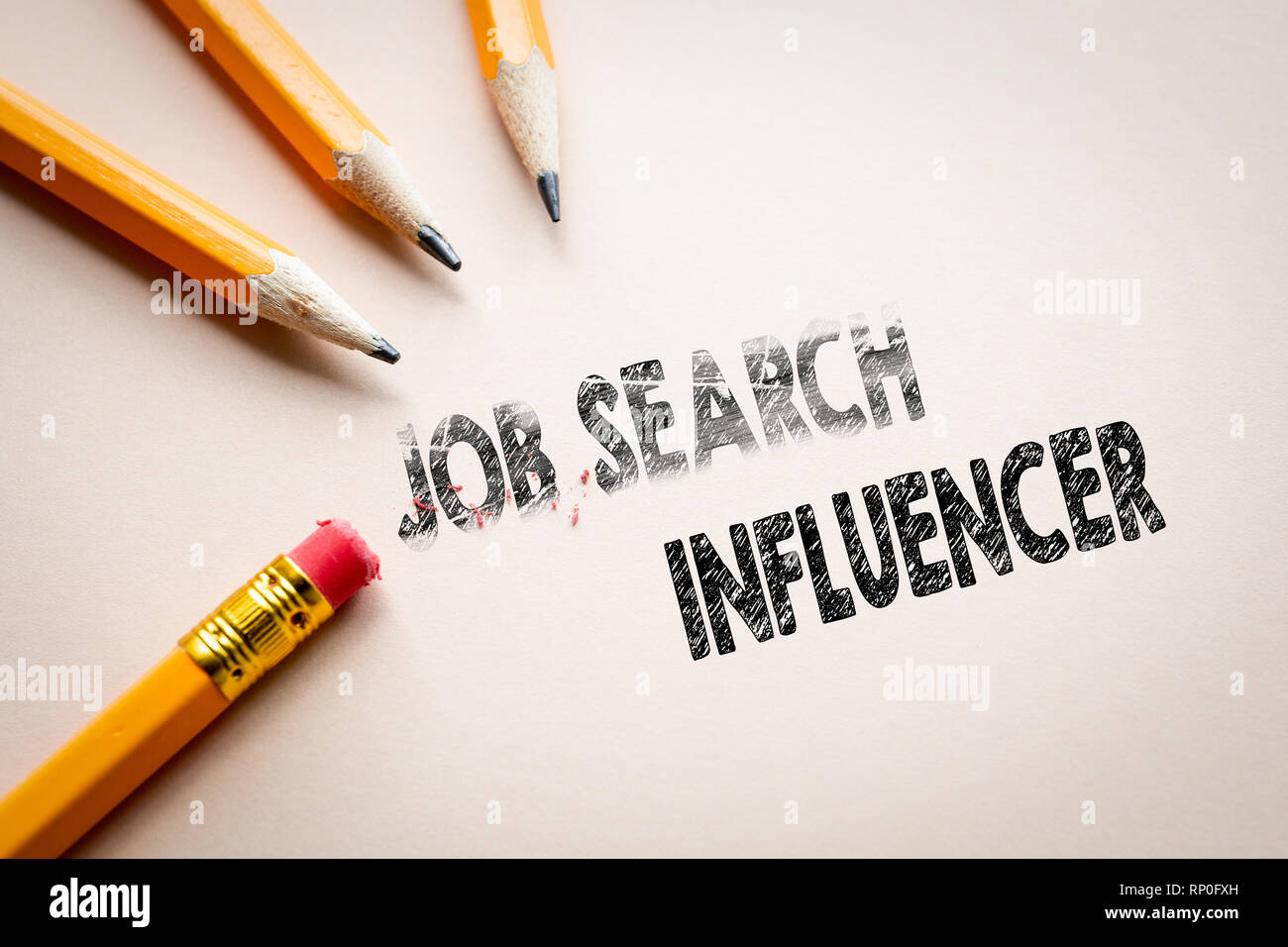 Faire de la recherche d'emploi pour d'influenceur en gomme. Médias sociaux et marketing digital Banque D'Images