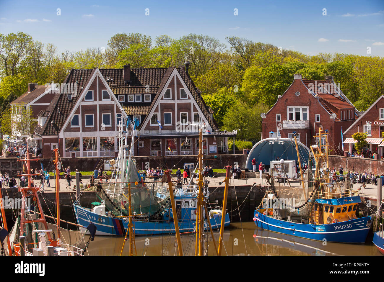 Bateaux de crevettes dans le port, Neuharlingersiel, Leybucht, Norden, Frise orientale, Basse-Saxe, Allemagne, Europe Banque D'Images