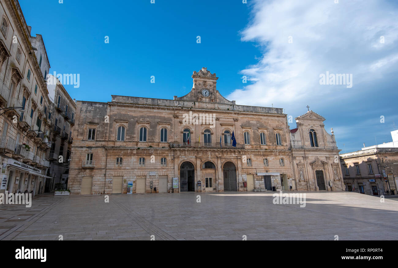 Place principale avec l'hôtel de ville dans le centre d'Ostuni, Pouilles, Pouilles, Italie. Piazza della Liberta et l'église Chiesa di San Francesco D'assisi cathédrale Banque D'Images