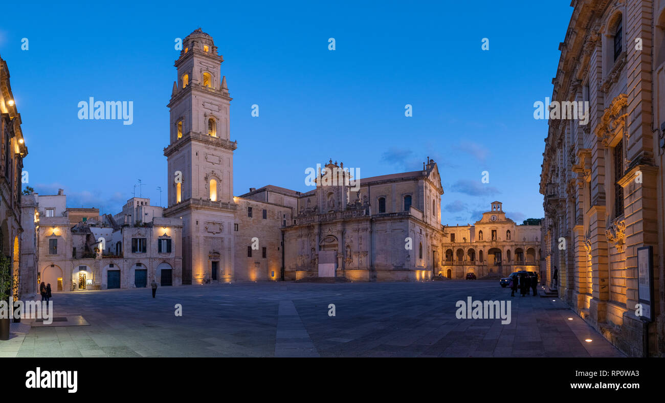 La Piazza del Duomo , le campanile et la tour de la cathédrale de la Vierge Marie (Basilica di Santa Maria Assunta in Cielo) dans Lecce - Pouilles, Italie pendant la nuit Banque D'Images